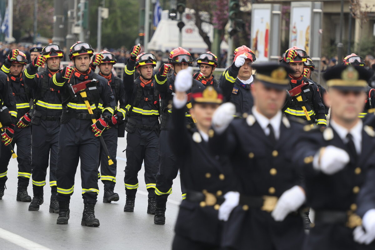 Πυροσβέστες στη στρατιωτική παρέλαση της 25ης Μαρτίου