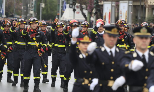 Πυροσβέστες στη στρατιωτική παρέλαση της 25ης Μαρτίου