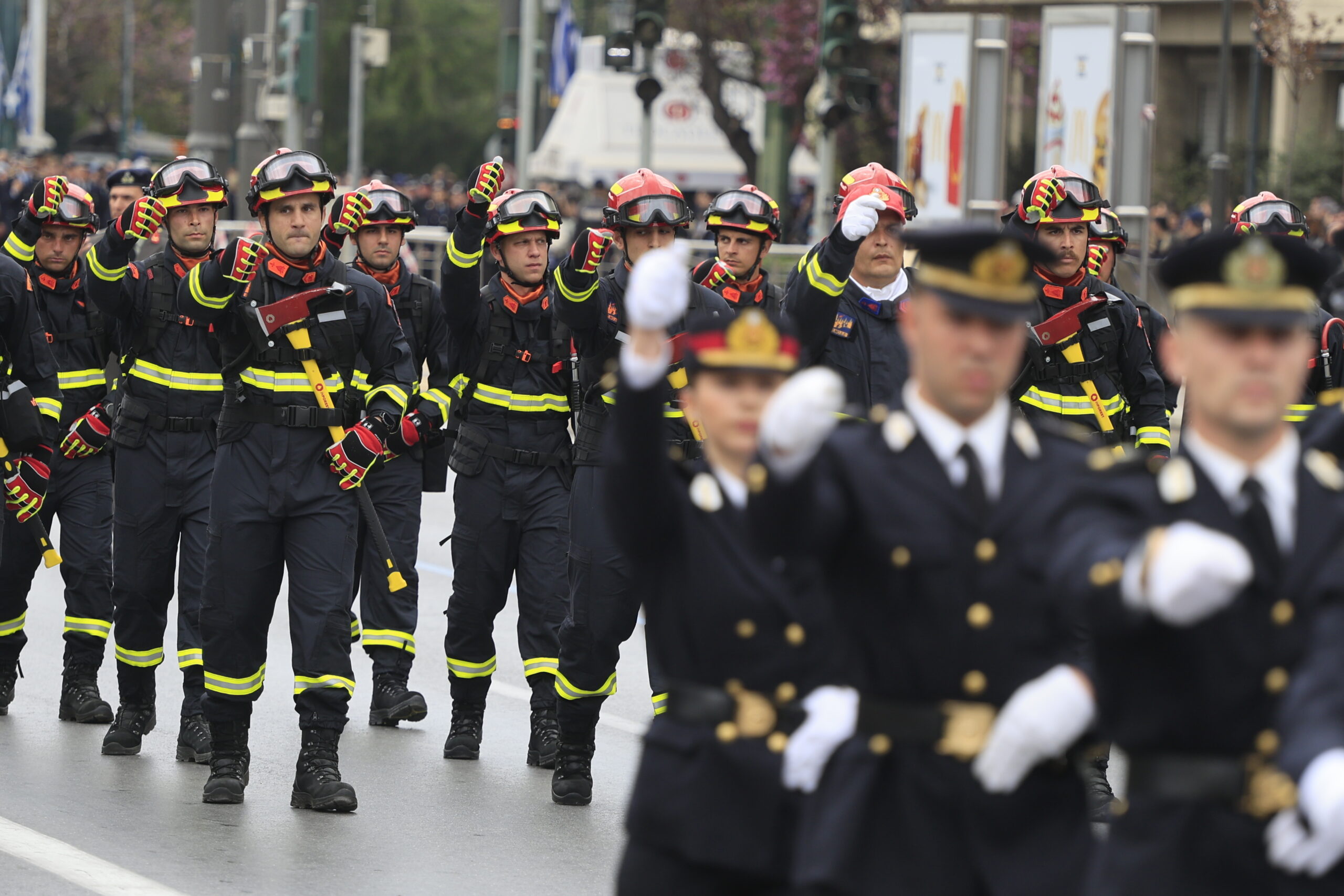 Πυροσβέστες στη στρατιωτική παρέλαση της 25ης Μαρτίου