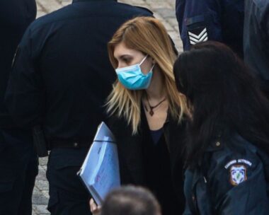 Η Ρούλα Πισπιρίγκου στη δίκη για τον θάνατο των δύο μικρότερων κοριτσιών της
