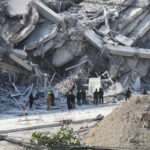 Διασώστες ψάχνουν θύματα κάτω από τα συντρίμμια των κτιρίων