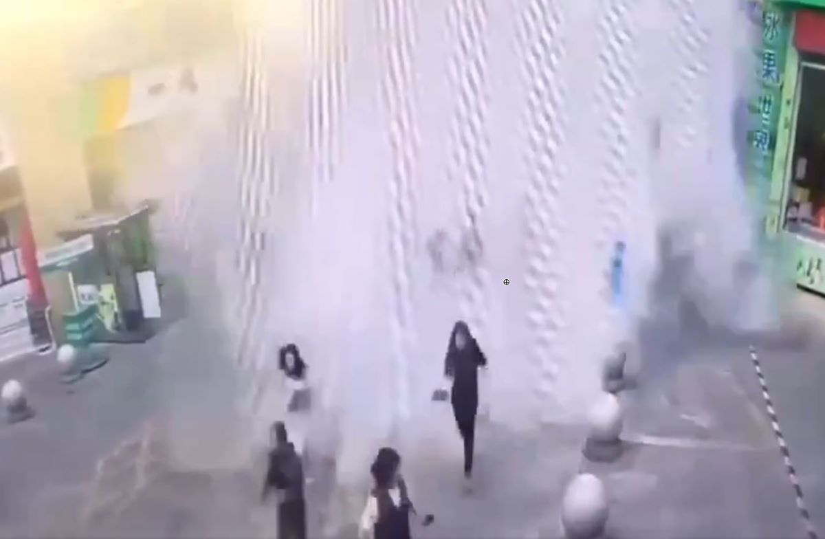 Νερά πισίνας σαρώνουν πεζούς στη Γιουνάν της Κίνας μετά τον σεισμό των 7,7 Ρίχτερ στη Μιανμάρ