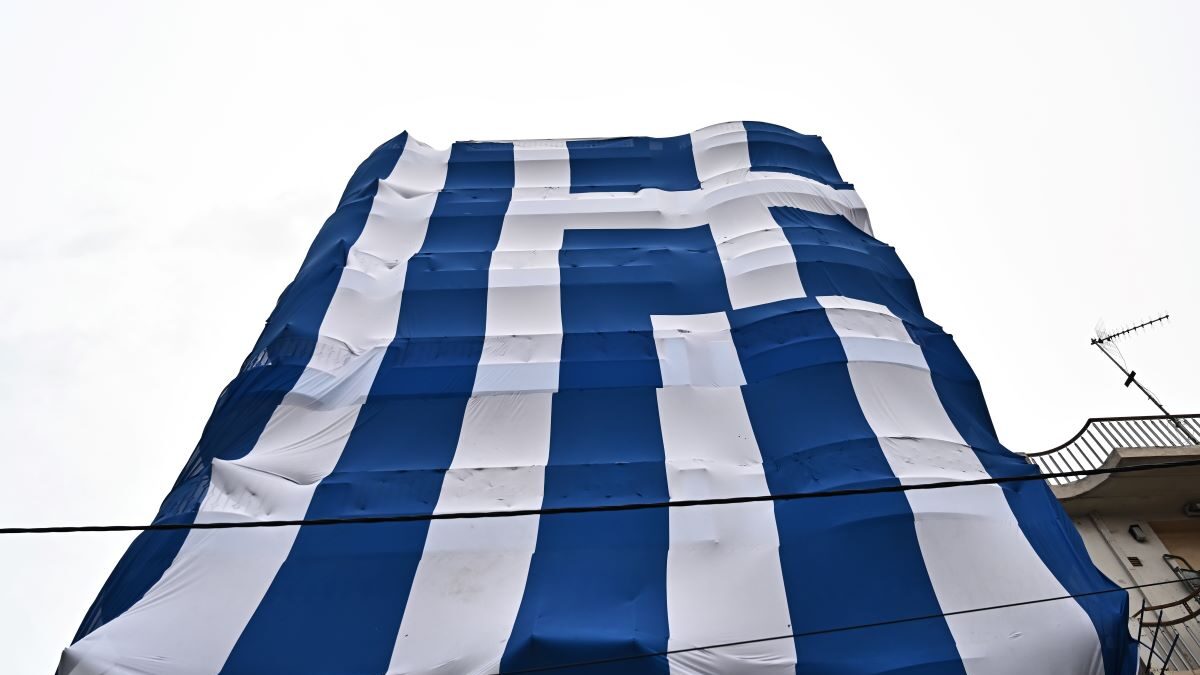 Ελληνική σημαία - γίγας έχει καλύψει ολόκληρη πολυκατοικία στο Κερατσίνι