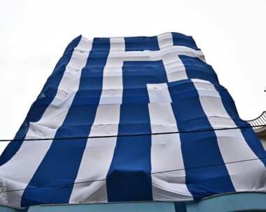 Ελληνική σημαία - γίγας έχει καλύψει ολόκληρη πολυκατοικία στο Κερατσίνι