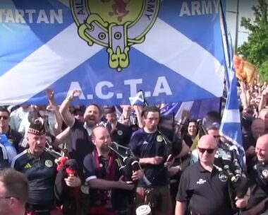 Σκωτσέζοι οπαδοί από τον σύλλογο «Τartan Army»