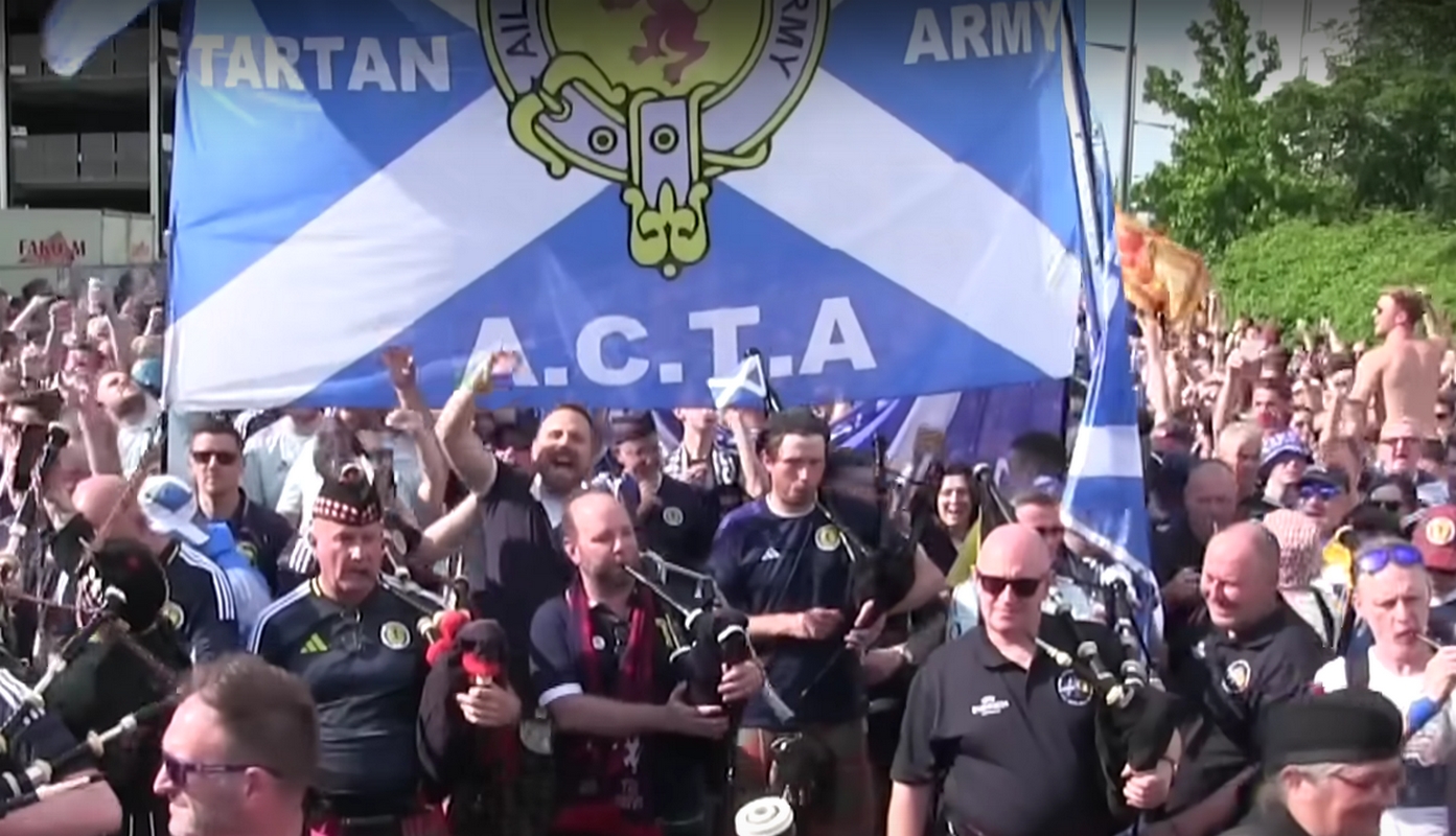 Σκωτσέζοι οπαδοί από τον σύλλογο «Τartan Army»