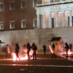 Συλλαλητήριο για τα Τέμπη στην Αθήνα: Επεισόδια «διέλυσαν» για λίγο το πλήθος στο Σύνταγμα με μολότοφ μπροστά από τη Βουλή