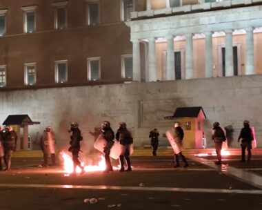 Συλλαλητήριο για τα Τέμπη στην Αθήνα: Επεισόδια «διέλυσαν» για λίγο το πλήθος στο Σύνταγμα με μολότοφ μπροστά από τη Βουλή
