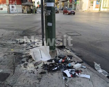 Συντρίμμια μετά το τροχαίο δυστύχημα στο Περιστέρι