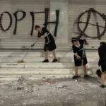 Οι υπάλληλοι απομακρύνουν τα σπασμένα μάρμαρα μετά τα επεισόδια στο συλλαλητήριο για τα Τέμπη