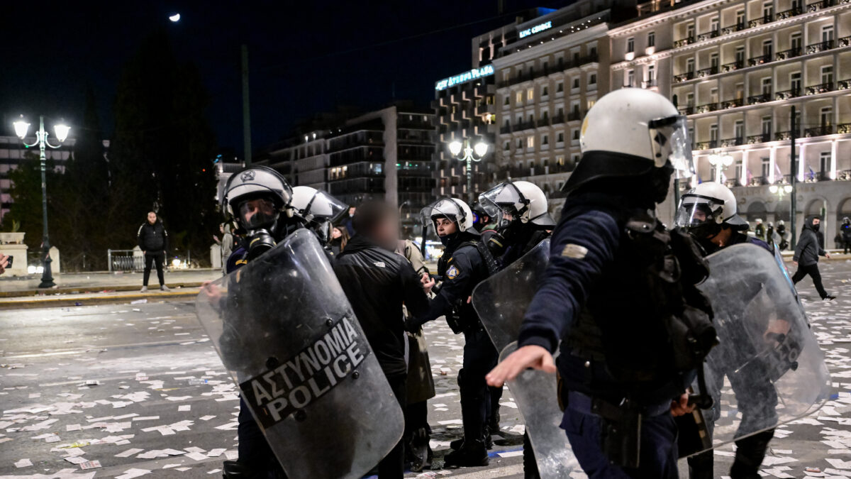 Επεισόδια μετά το συλλαλητήριο στην πλατεία Συντάγματος στην Αθήνα για το σιδηροδρομικό δυστύχημα των Τεμπών