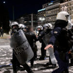 Επεισόδια μετά το συλλαλητήριο στην πλατεία Συντάγματος στην Αθήνα για το σιδηροδρομικό δυστύχημα των Τεμπών