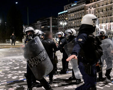 Επεισόδια μετά το συλλαλητήριο στην πλατεία Συντάγματος στην Αθήνα για το σιδηροδρομικό δυστύχημα των Τεμπών