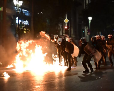 Επεισόδια μετά το συλλαλητήριο στην πλατεία Συντάγματος στην Αθήνα για το σιδηροδρομικό δυστύχημα των Τεμπών