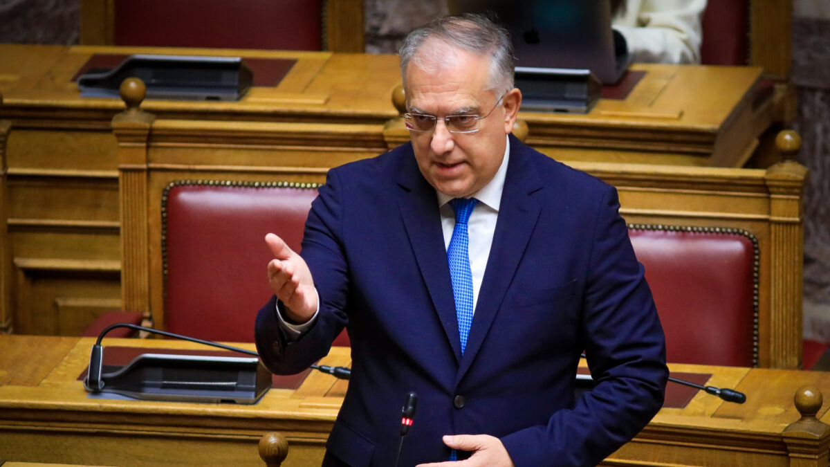 Ο Τάκης Θεοδωρικάκος στη Βουλή