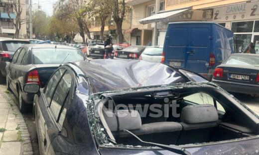 Γυναίκα έπεσε από μπαλκόνι και προσγειώθηκε πάνω σε παρκαρισμένο αυτοκίνητο