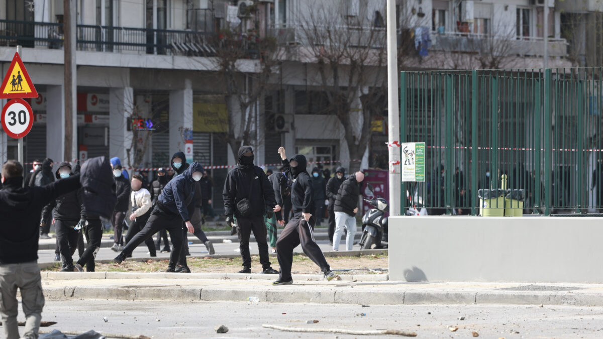 Επεισόδια στη Θεσσαλονίκη μετά την πορεία για τα Τέμπη