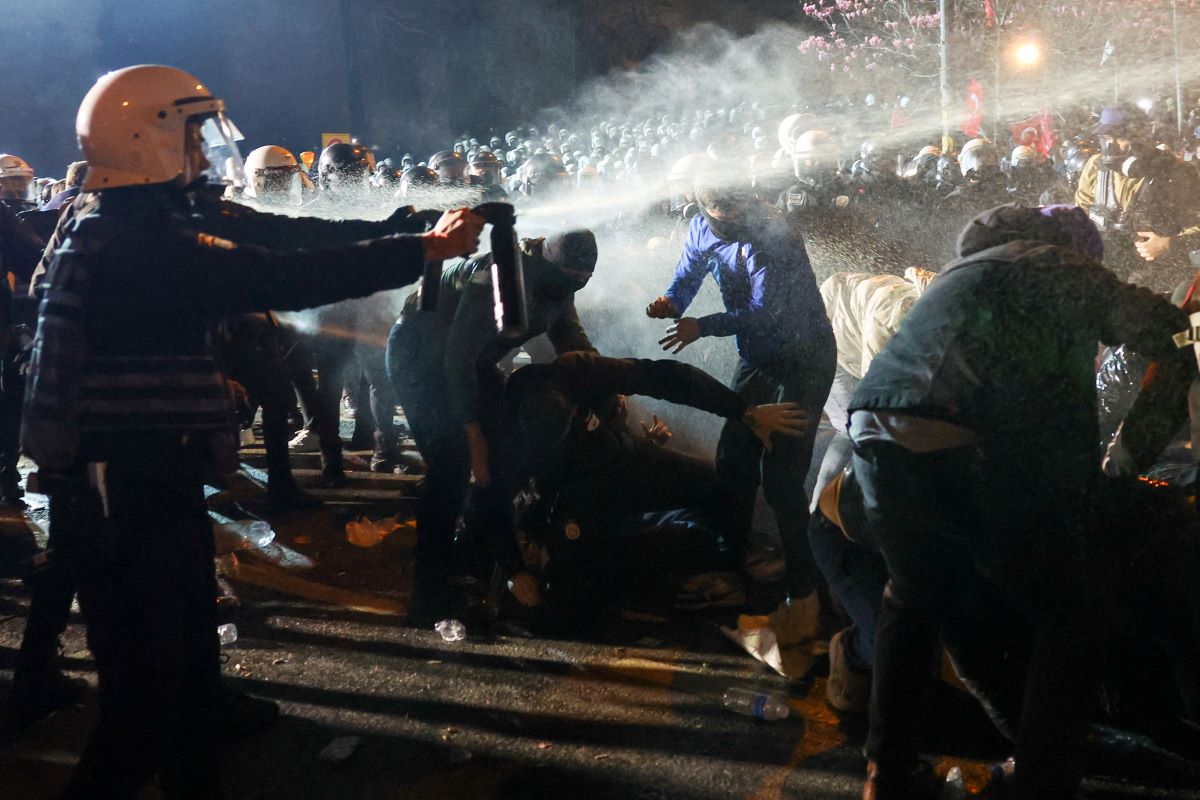 Αστυνομικοί εναντίον διαδηλωτών στις συγκεντρώσεις κατά της σύλληψης του Εκρέμ Ιμάμογλου
