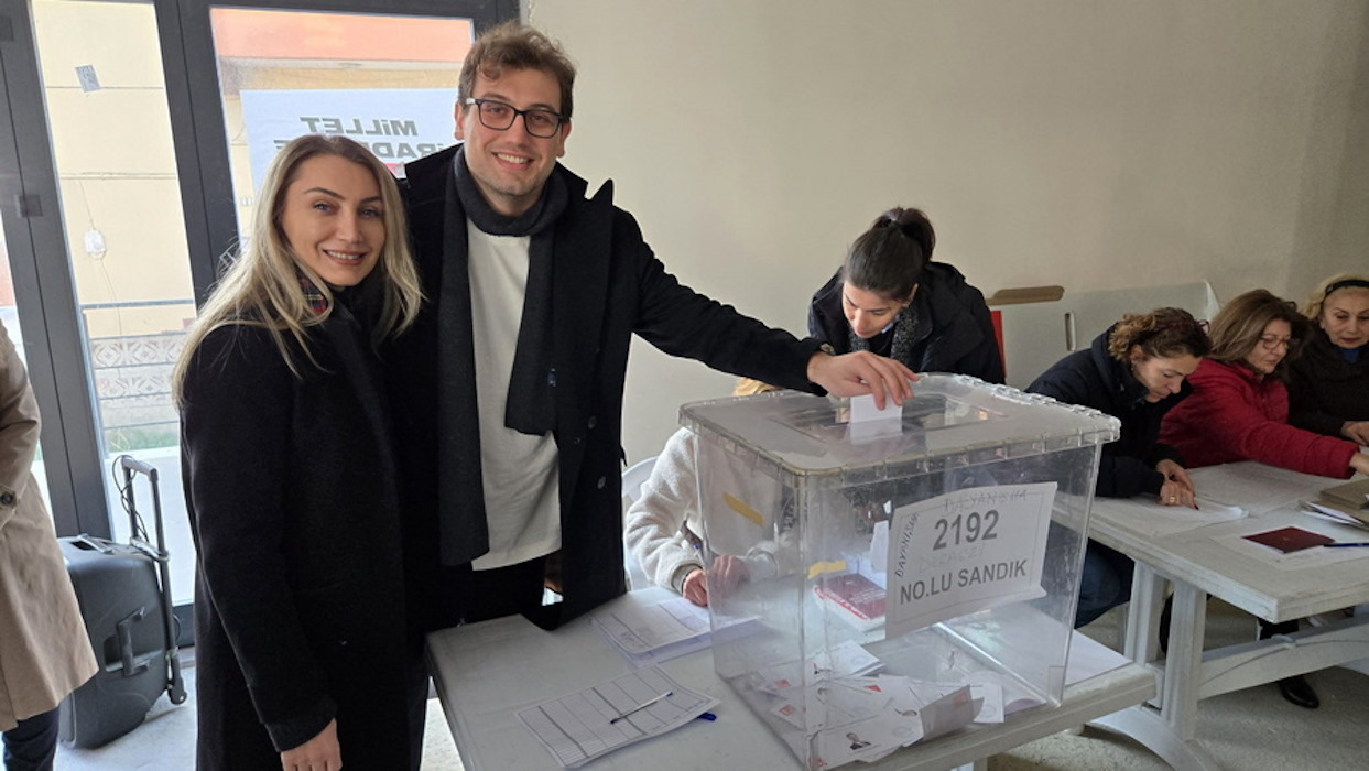 Η σύζυγος του Εκρέμ Ιμάμογλου Ντιλέκ Ιμάμογλου και ο γιος τους Μεχμέτ Σελίμ Ιμάμογλου