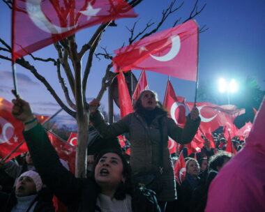 Υποστηρικτές του Εκρέμ Ιμάμογλου έξω από το δημαρχείο της Κωνσταντινούπολης