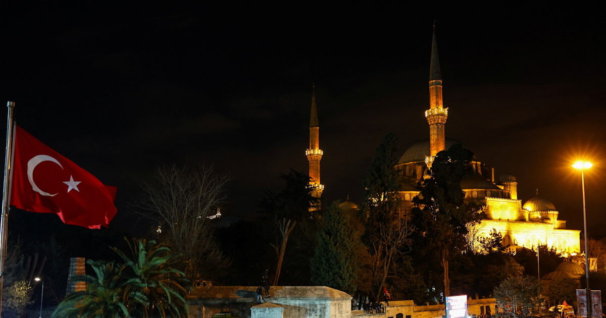 Ekrem Imamoglou: Thousands of people outside the City Hall of Constantinople complain about his arrest