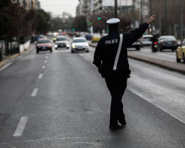 Τροχονόμος στη μέση ενός δρόμου