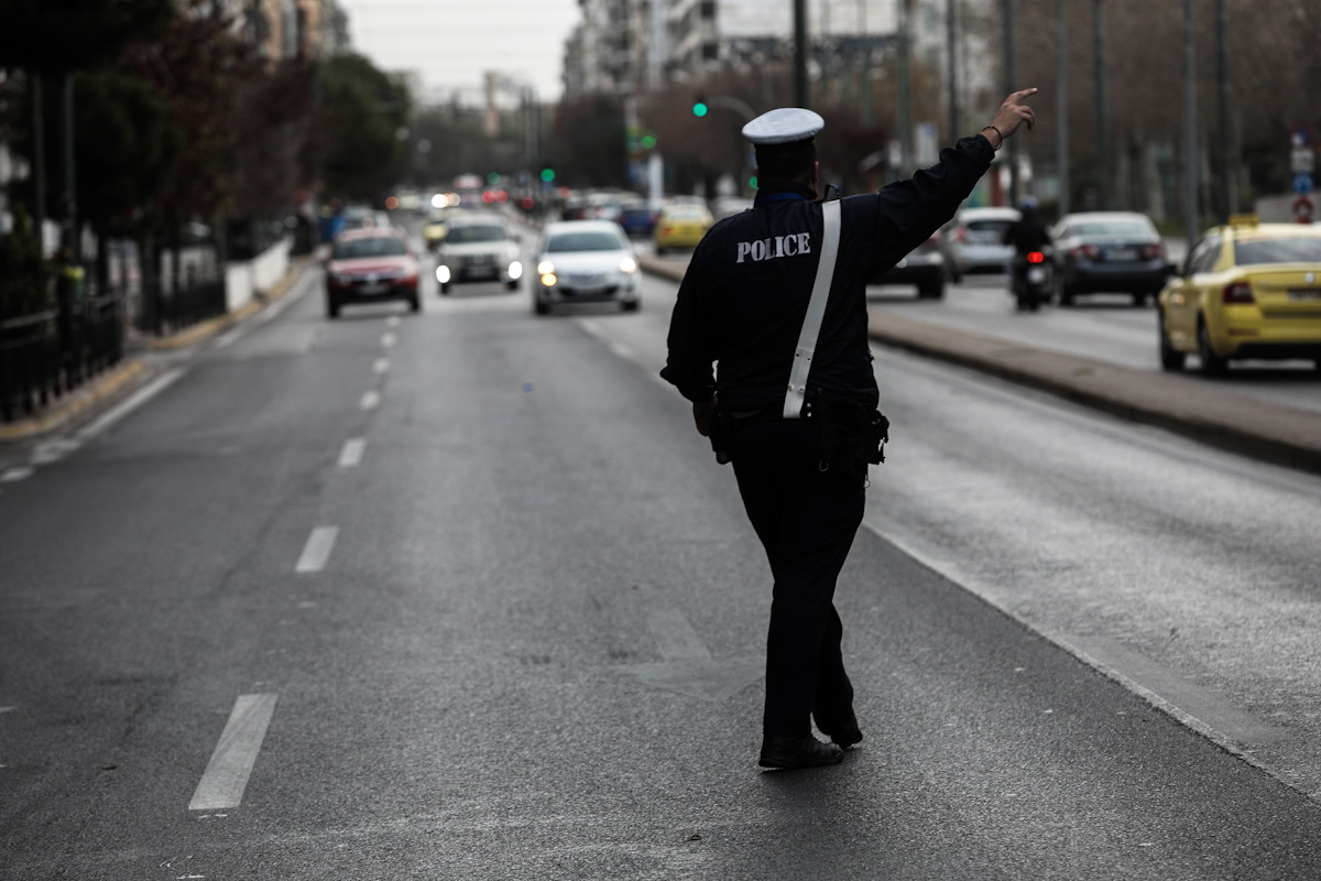 Τροχονόμος στη μέση ενός δρόμου