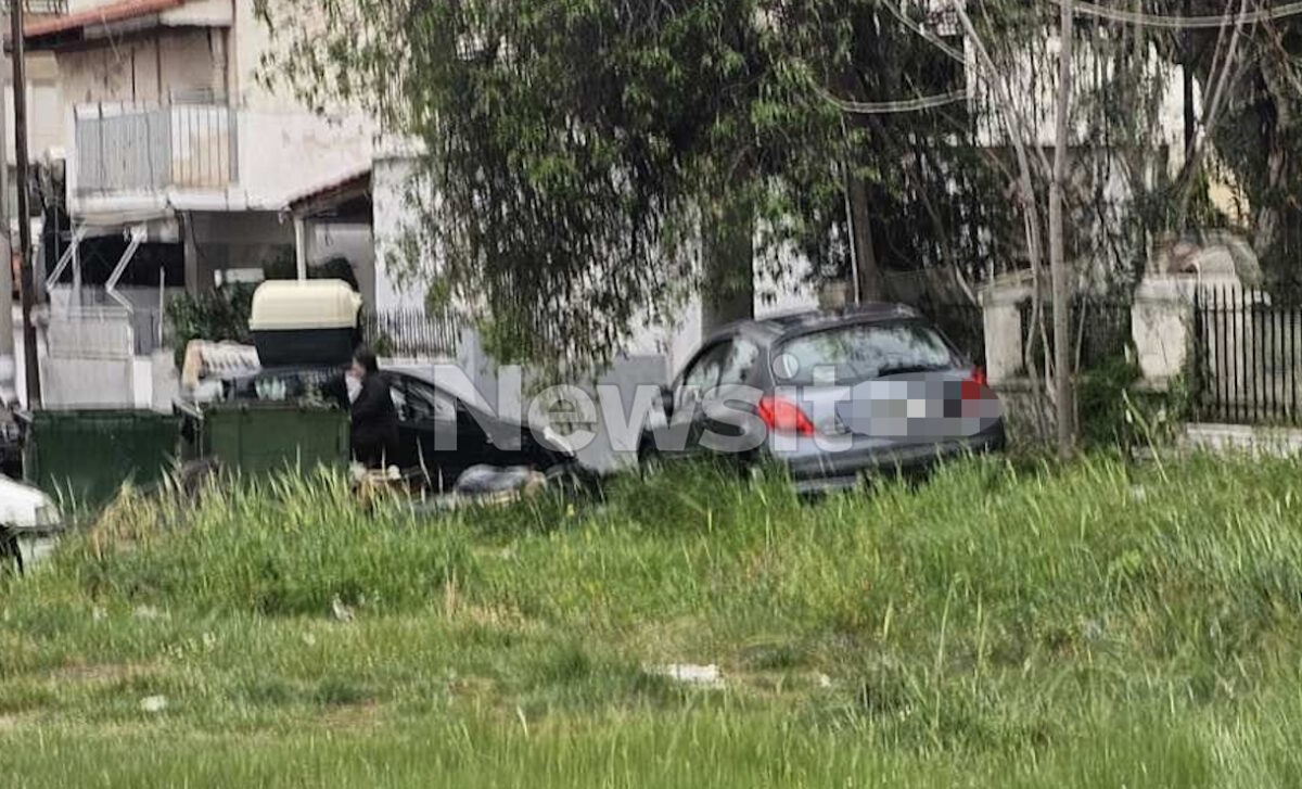 Το αυτοκίνητο που καρφώθηκε στο δέντρο στα Άνω Λιόσια