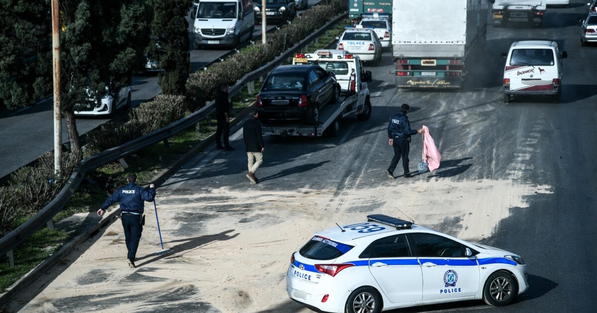 Σύγκρουση 3 οχημάτων στην άνοδο στο ύψος της Ιεράς Οδού και καραμπόλα 5 οχημάτων στην κάθοδο στο ύψος «Τρεις Γέφυρες» Σύγκρουση 3 οχημάτων στην άνοδο στο ύψος της Ιεράς Οδού και καραμπόλα 5 οχημάτων στην κάθοδο στο ύψος «Τρεις Γέφυρες»