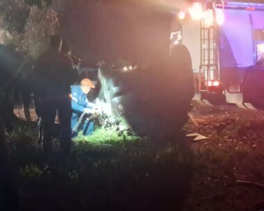 Πυροσβέστες απεγκλωβίζουν θύματα τροχαίου