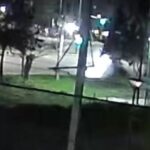 Η στιγμή που αυτοκίνητο καρφώνεται σε στάση λεωφορείου στη Γλυφάδα