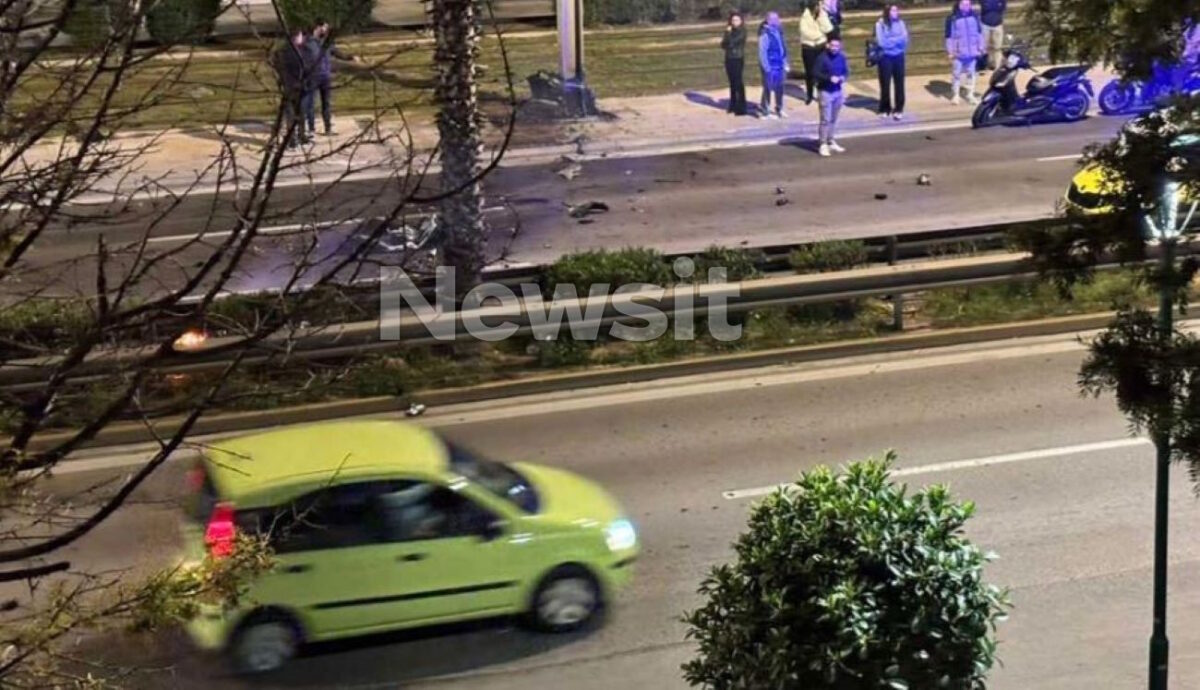 Τα συντρίμμια του αυτοκινήτου που «καρφώθηκε» σε κολώνα στη Λεωφόρο Ποσειδώνος