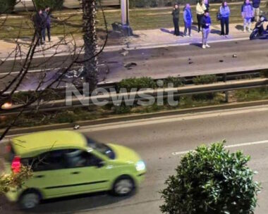 Τα συντρίμμια του αυτοκινήτου που «καρφώθηκε» σε κολώνα στη Λεωφόρο Ποσειδώνος