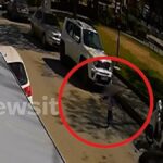 Η στιγμή που το τρίχρονο αγόρι παρασύρεται από αυτοκίνητο