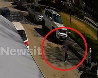 Η στιγμή που το τρίχρονο αγόρι παρασύρεται από αυτοκίνητο