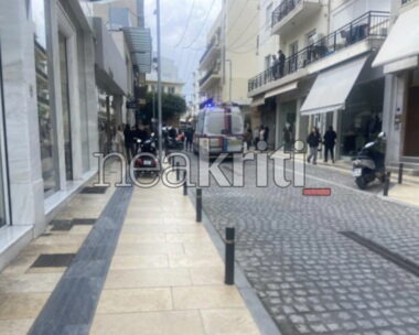 Ασθενοφόρο και Τροχαία στο σημείο όπου σημειώθηκε τροχαίο στο Ηράκλειο Κρήτης