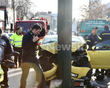 Το ταξί που καρφώθηκε σε κολώνα στην Πειραιώς