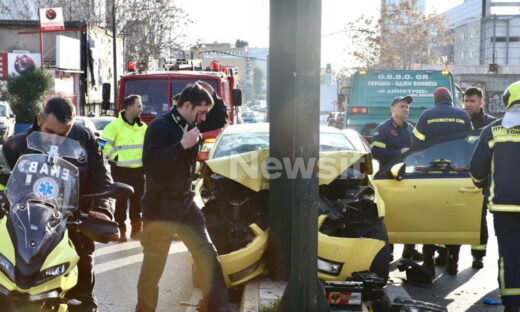 Το ταξί που καρφώθηκε σε κολώνα στην Πειραιώς
