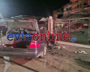 Συντρίμμια αυτοκινήτου που «καρφώθηκε« σε μάντρα