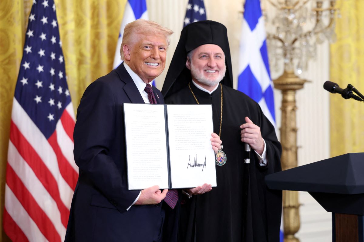Ο Αμερικανός πρόεδρος Ντόναλντ Τραμπ με τον Αρχιεπίσκοπο Αμερικής Ελπιδοφόρο