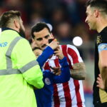 Ο Τσικίνιο με τον μικρό φίλο του Ολυμπιακού
