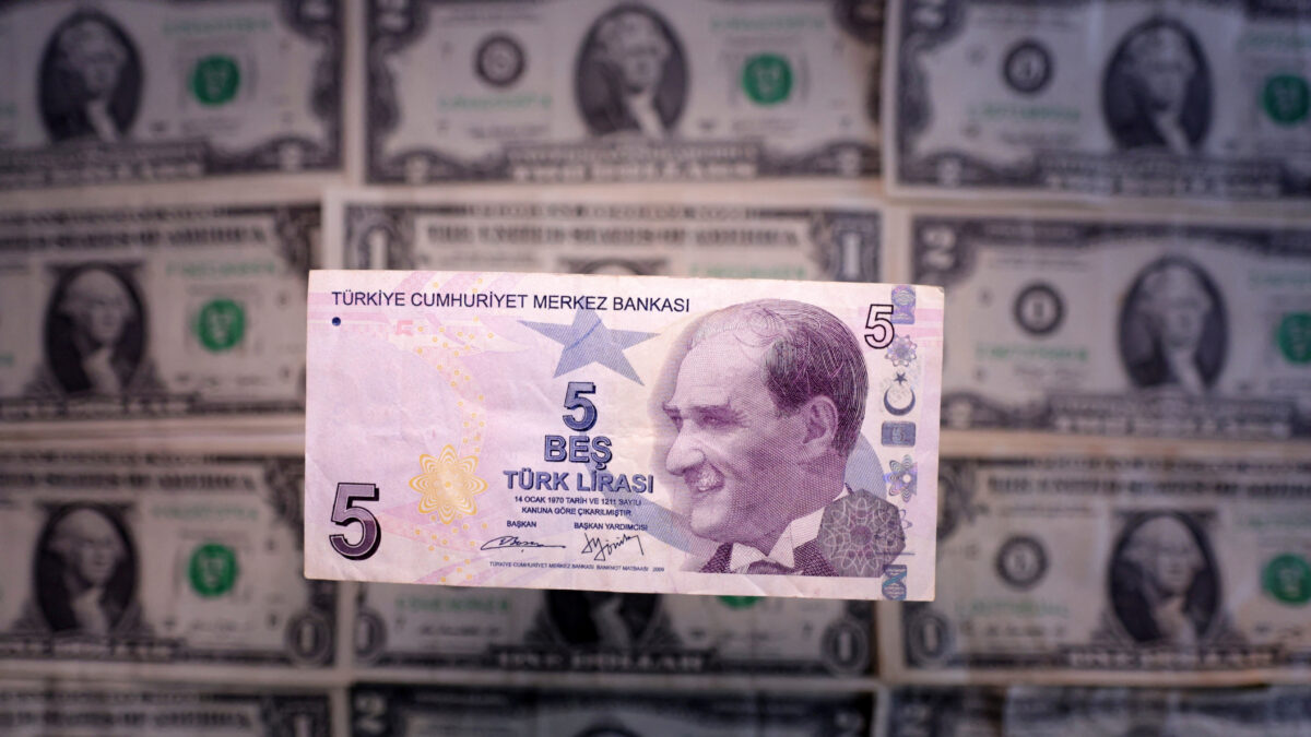 Μια τουρκική λίρα και χαρτονομίσματα δολαρίου ΗΠΑ
