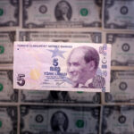 Μια τουρκική λίρα και χαρτονομίσματα δολαρίου ΗΠΑ