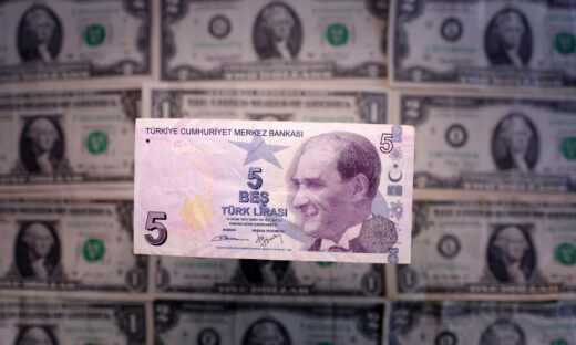 Μια τουρκική λίρα και χαρτονομίσματα δολαρίου ΗΠΑ