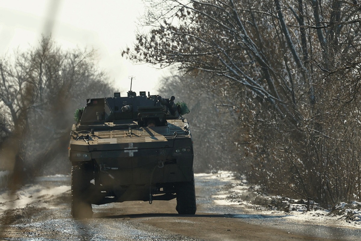 Ένας Ουκρανός στρατιωτικός οδηγεί ένα τεθωρακισμένο όχημα κατά μήκος ενός δρόμου, εν μέσω της επίθεσης της Ρωσίας στην Ουκρανία