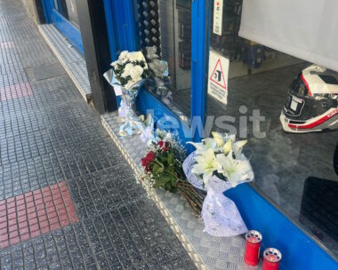 Λουλούδια και κεριά στο κατάστημα που διατηρούσε στο ζευγάρι