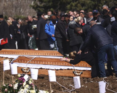 Μια γυναίκα θρηνεί πάνω από ένα φέρετρο, Πηγή φωτογραφίας
