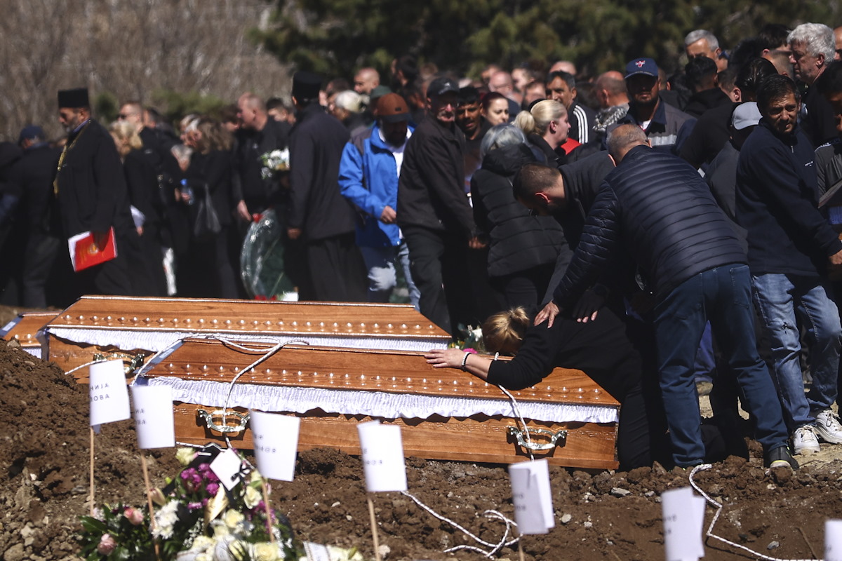 Μια γυναίκα θρηνεί πάνω από ένα φέρετρο, Πηγή φωτογραφίας
