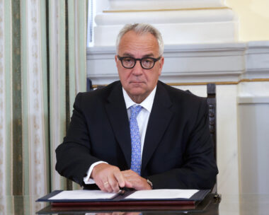 Ο Μάκης Βορίδης υπογράφει μετά την ορκωμοσία