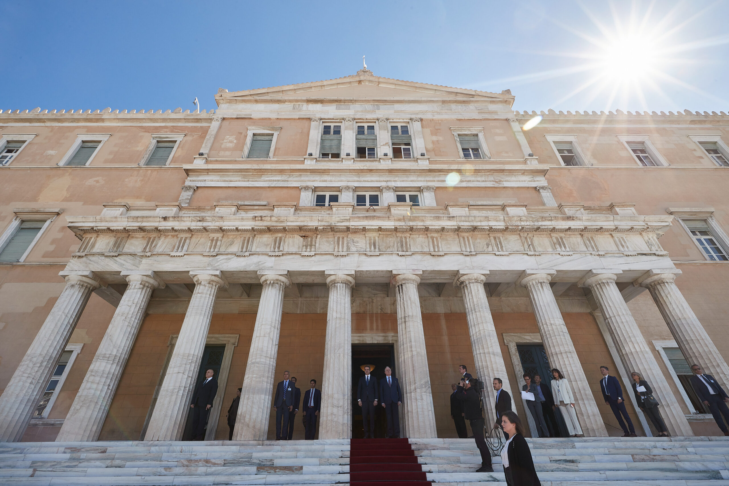 Η κεντρική είσοδος της Βουλής